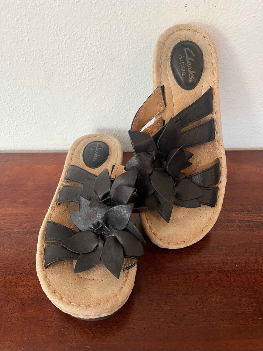 Clarks Artisan Black Leather Flower Slide Sandals Size 7 - Picture 6 of 6